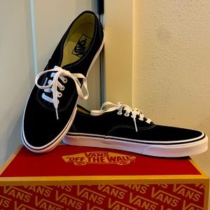 🛹 Classic Black Vans w/ White Trimmed Soles & Laces || NEW & NEVER BEEN WORN 🤩